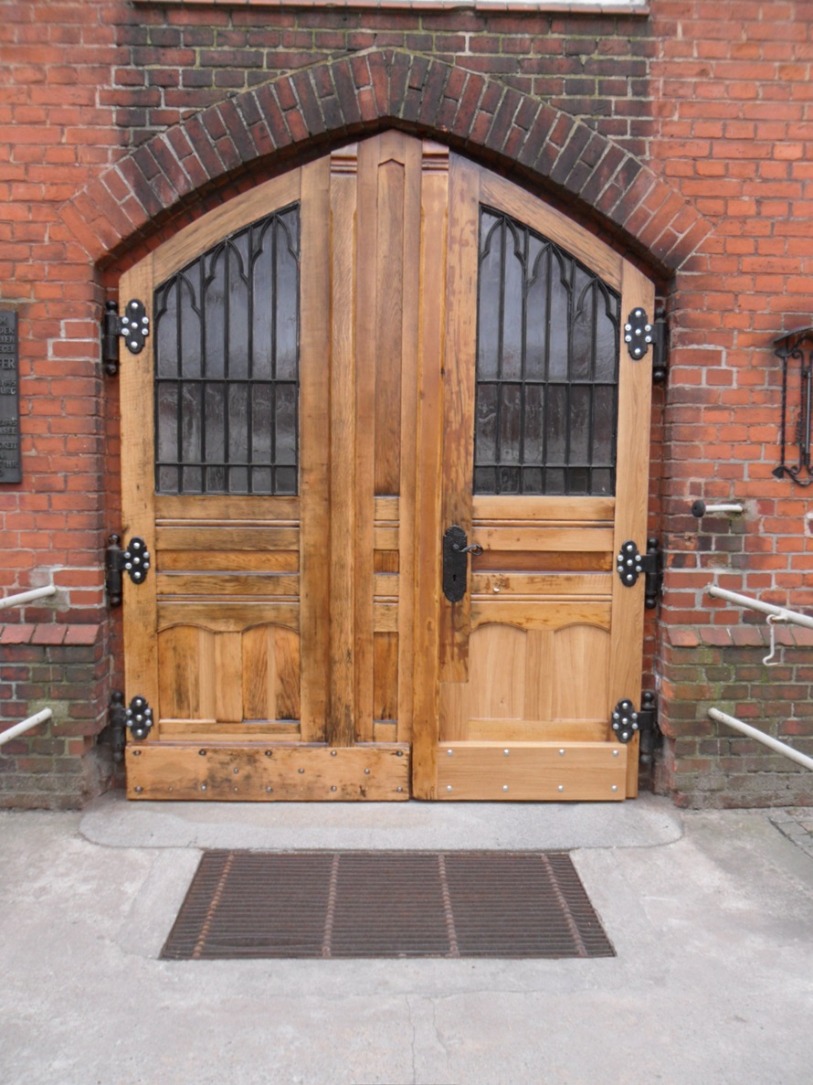 Altbau Holzaußentor mit Metallbeschlägen